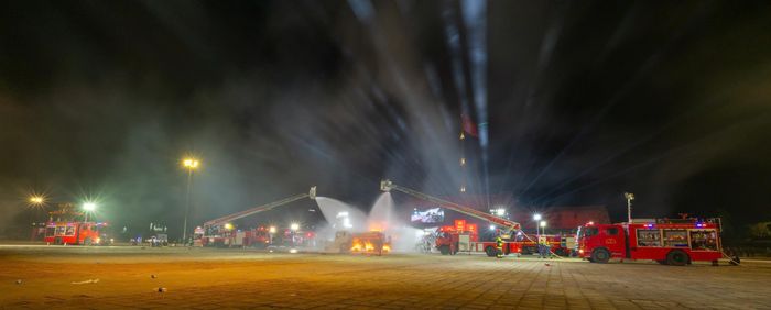 Với sự phối hợp nhịp nhàng, nghiệp vụ thuần thục và trang thiết bị hiện đại, lực lượng Cảnh sát PCCC và CNCH đã xử lý hiệu quả tình huống giả định, cứu nạn thành công các nạn nhân mắc kẹt, góp phần thể hiện bản lĩnh, tinh thần trách nhiệm và khả năng sẵn sàng chiến đấu của lực lượng.