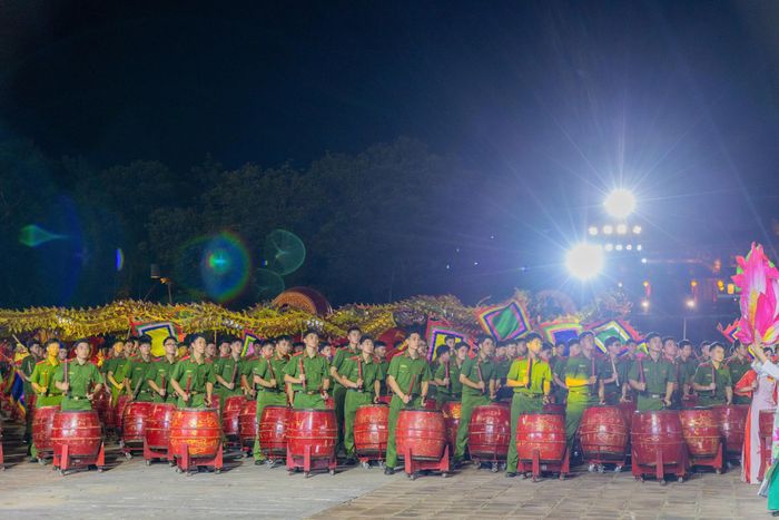 Các màn biểu diễn trống hội, múa cờ, điều khiển ô tô, mô tô đặc chủng, biểu diễn kỵ binh, quyền côn, khí công, công phá, xử lý tình huống nghiệp vụ… đã thu hút sự cổ vũ của hàng vạn người dân và du khách có mặt tại Quảng trường Ngọ Môn.