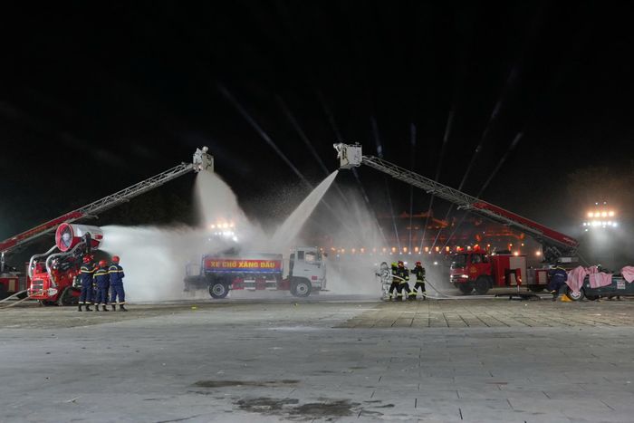 Đặc biệt, tại lễ khai mạc, Phòng Cảnh sát PCCC và CNCH Công an thành phố Huế phối hợp với Cục Cảnh sát PCCC và CNCH, Bộ Công an tổ chức thực tập phương án xử lý tai nạn giao thông kết hợp chữa cháy xe bồn chở xăng, dầu.