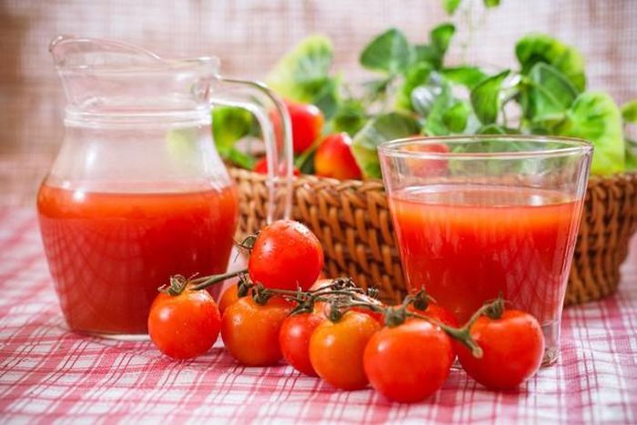 Nước ép cà chua cung cấp một lượng lớn Lycopene, hoạt chất hoạt động như một lớp kem chống nắng nội sinh.