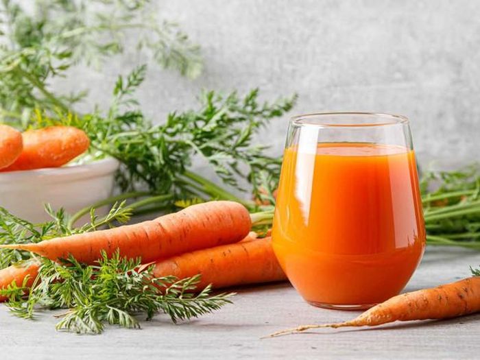 Nước ép cà rốt có tác dụng mang lại độ sáng khỏe, đều màu tự nhiên của da cho khuôn mặt.