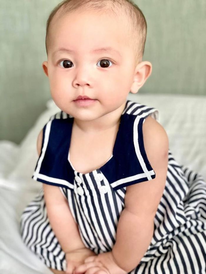 Vẻ ngoài đáng yêu lúc 7 tháng tuổi của cặp song sinh nhà Hồ Ngọc Hà.