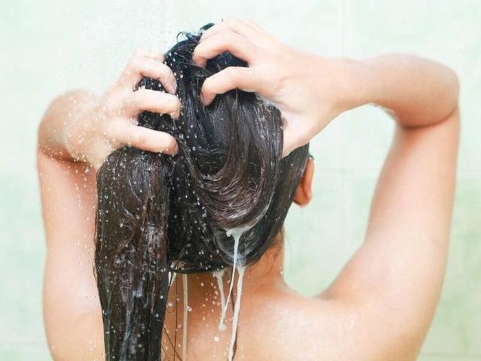 Trước tiên, bạn hãy nhớ vắt bớt nước trên tóc sau khi gội đầu. Khi tóc quá ướt, dầu xả dễ bị pha loãng và giảm khả năng bám vào sợi tóc.