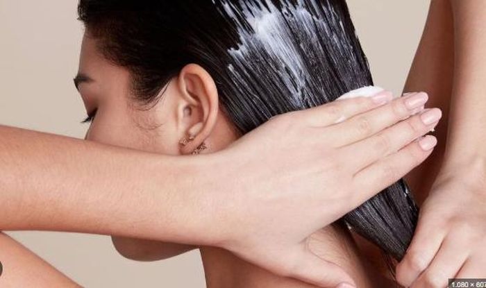 Cách dùng dầu xả đúng là mỗi lần chỉ cần một lượng vừa đủ là đã có thể mang lại hiệu quả dưỡng ẩm cần thiết.
