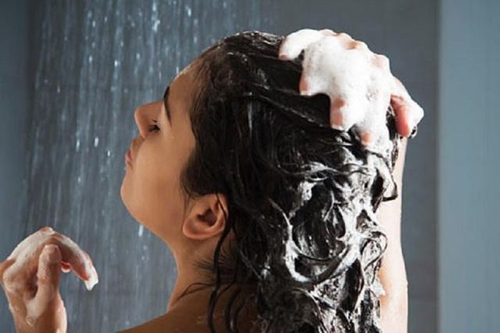 Bạn hãy xả tóc thật kỹ với nước sạch cho đến khi không còn cảm giác trơn.