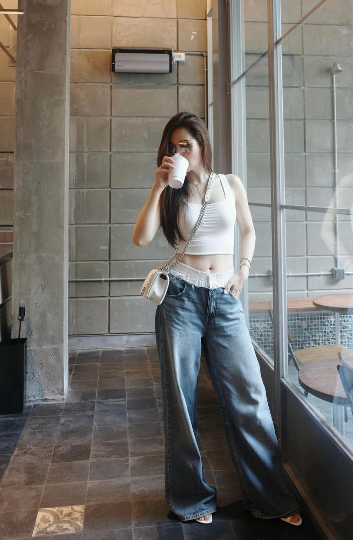 Dưới bài đăng, cô nhận nhiều lời khen cho vóc dáng ngày càng mảnh mai: "Body vạn người mê", "Không thể tin cô ấy đã có hai con", "Nhan sắc này mãi là nàng thơ"...