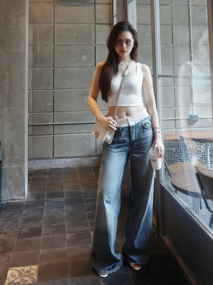 Trong những hình ảnh mới đây, "bà mẹ 2 con" tích cực khoe street style sành điệu, ưu tiên trang phục khoe vòng eo săn chắc. 