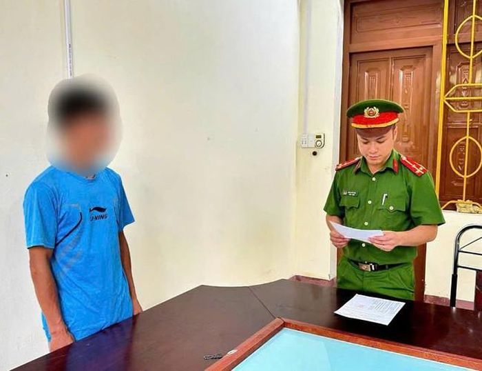 Cơ quan Cảnh sát điều tra, Công an tỉnh Cao Bằng tống đạt các quyết định khởi tố vụ án, khởi tố bị can đối với P.V.S - (ảnh CACB).