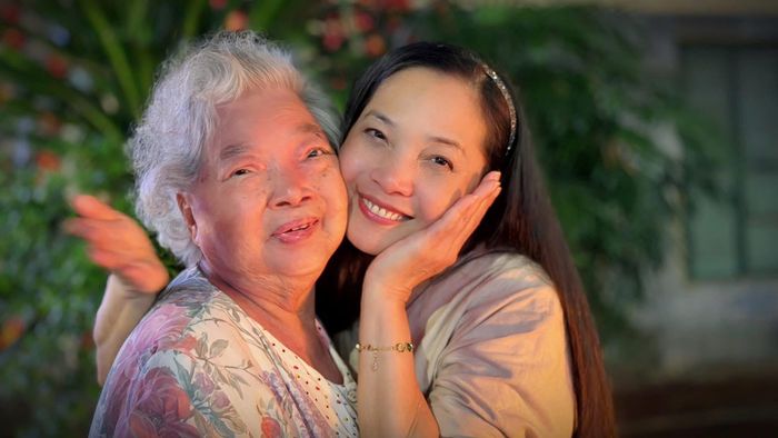 Dù không được ở cạnh mẹ thường xuyên nhưng Lê Vi cho biết, chị hạnh phúc vì có các chị chăm lo chu đáo cho mẹ lúc tuổi già.