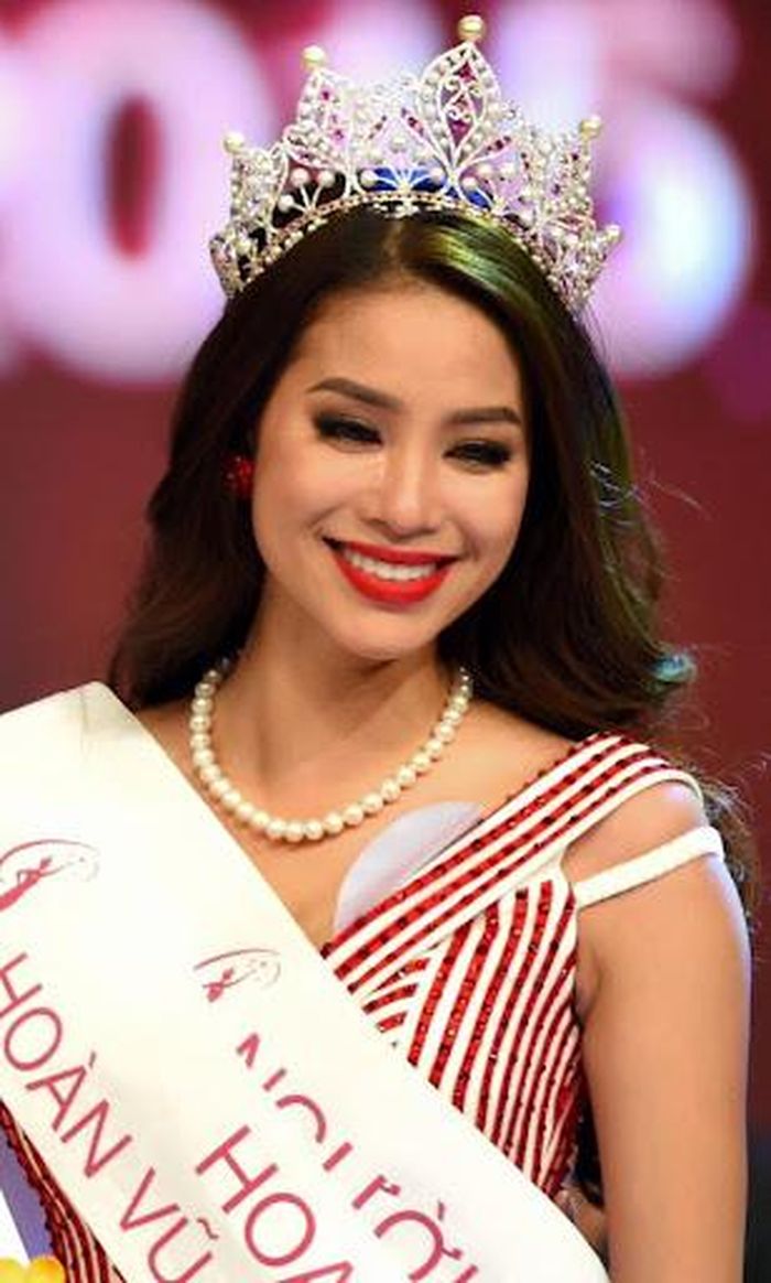 Hoa hậu Phạm Hương đăng quang Hoa hậu Hoàn vũ Việt Nam năm 2015 trong sự ngưỡng mộ của fan. Cô được nhận xét đầy đủ sắc vóc và có thần thái của một Hoa hậu.