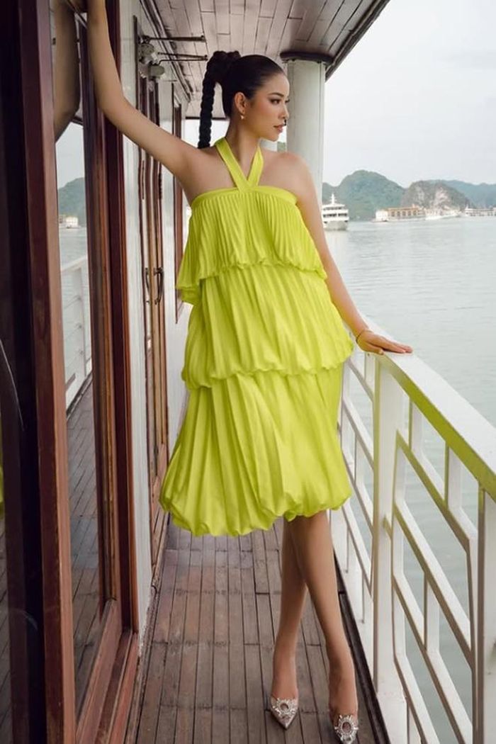 Sau một thời gian luôn kín tiếng, cách đây ít lâu NTK Linh San đã tiết lộ cuộc sống của Hoa hậu Phạm Hương. Chỉ cần nhìn qua Instagram về ngôi biệt thự Phạm Hương đang ở cùng nội thất bên trong nhà cô, khán giả cũng thấy sự giàu sang của người đẹp. Sau 11 năm giành vươn miện Hoa hậu, Phạm Hương hiện tại có một cuộc sống đủ đầy bên Mỹ.