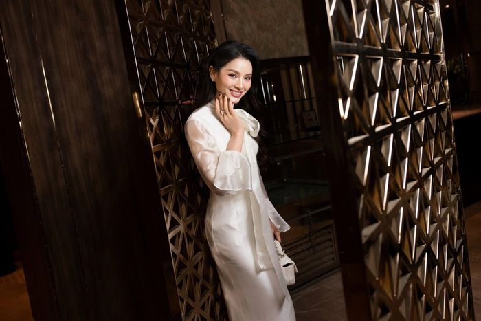 "Thanh lịch là khi bạn không cần nói quá nhiều, nhưng vẫn để lại ấn tượng rất lâu", Phương Trinh Jolie viết trên trang cá nhân.