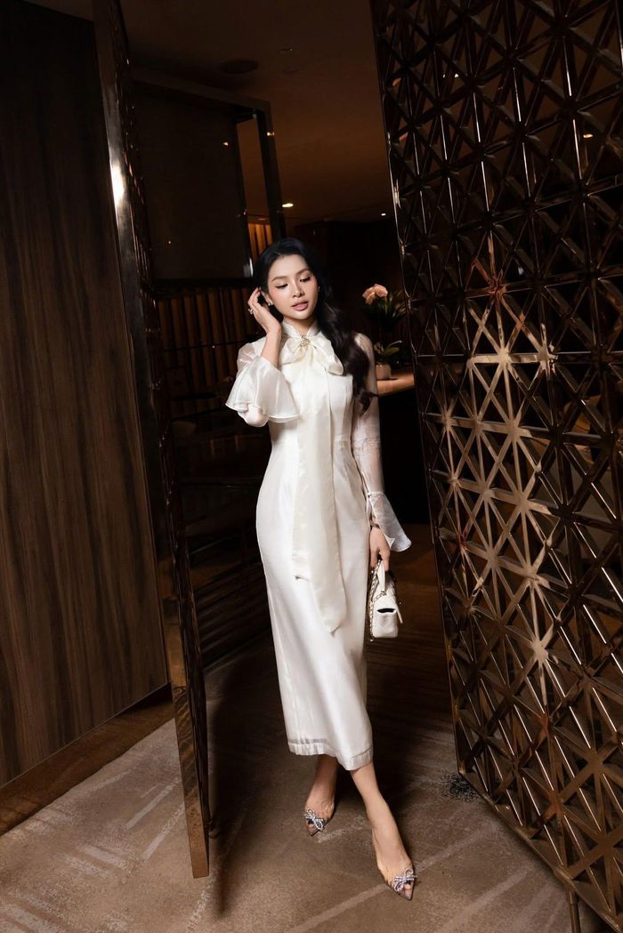 Phương Trinh Jolie khiến nhiều người bất ngờ bởi những hình ảnh e ấp, sang trọng trong trang phục trắng tinh khôi nhưng cũng rất quyến rũ.