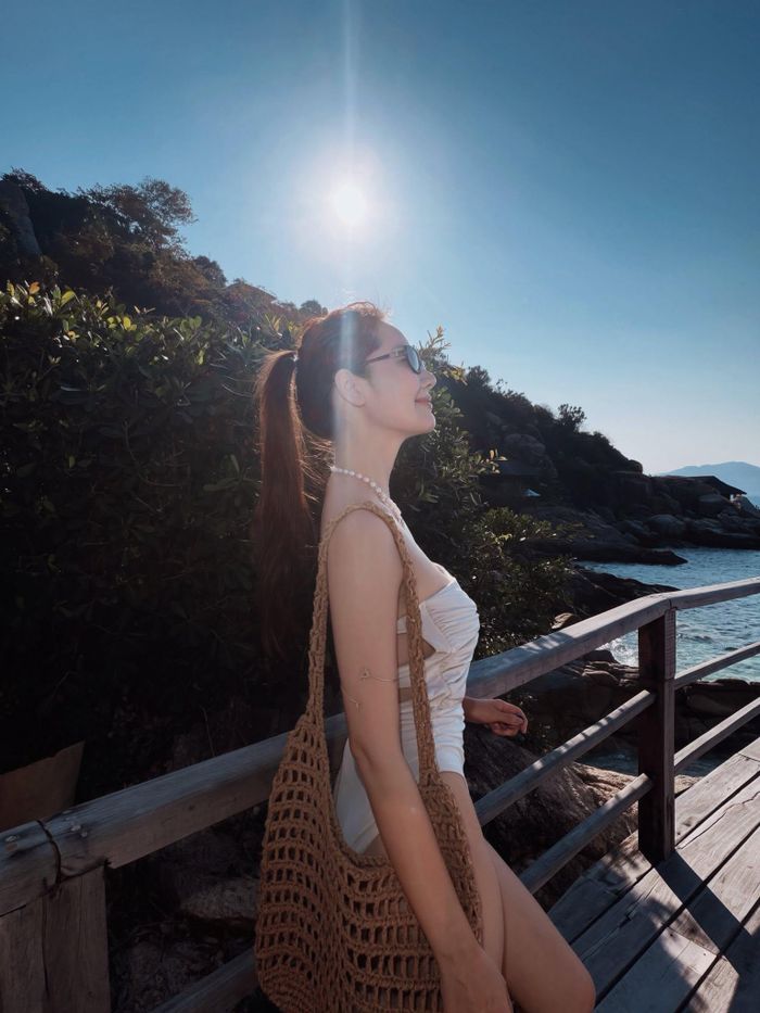 Trang phục ôm sát giúp cô khoe khéo tấm lưng trần gợi cảm, đôi chân dài cùng vóc dáng săn chắc. Kết hợp mái tóc buông tự nhiên và kính râm bản lớn, Huyền Lizzie mang đến hình ảnh vừa sang trọng phóng khoáng, kín đáo vừa phải.