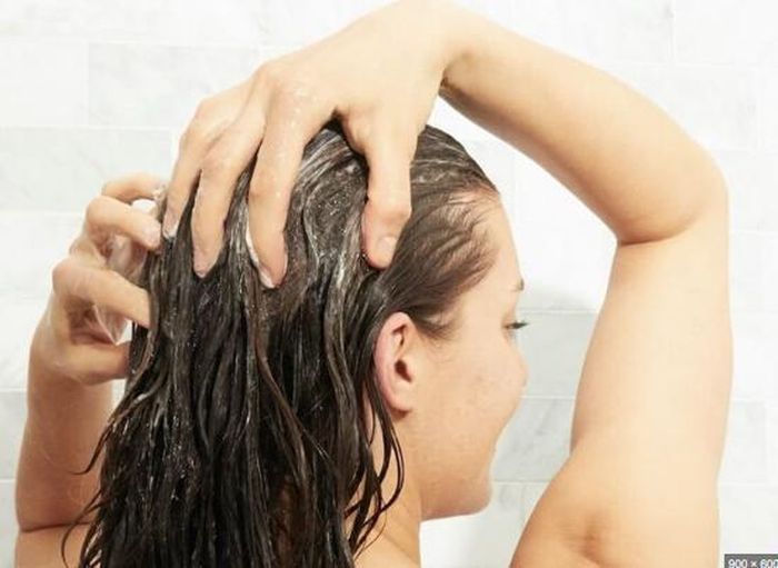 Nhiều người nghĩ gãi mạnh sẽ giúp da đầu sạch sâu, nhưng thực tế móng tay dễ gây trầy xước, tổn thương nang tóc, làm da đầu bong tróc và kích thích tuyến bã nhờn hoạt động mạnh hơn.