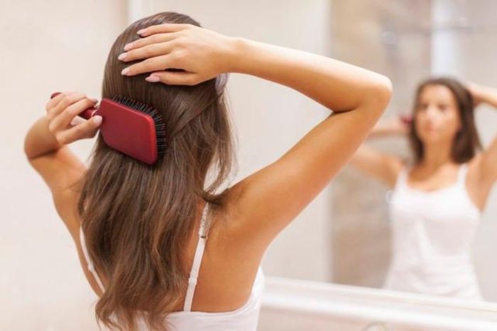 Trước khi làm ướt tóc, hãy dành vài phút để chải nhẹ nhàng.