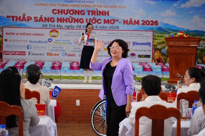 Nguyên Phó Chủ tịch nước Đặng Thị Ngọc Thịnh tham dự chương trình "Thắp sáng những ước mơ" năm 2026. Ảnh: Hội Bảo vệ quyền trẻ em Việt Nam.