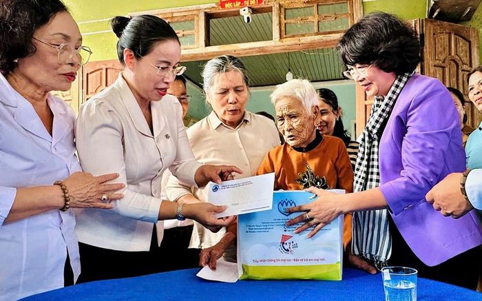 Đoàn công tác đã tổ chức tặng quà tri ân Mẹ Việt Nam anh hùng Nguyễn Thị Nghĩa tại xã Trà My. Ảnh: Hội Bảo vệ quyền trẻ em Việt Nam