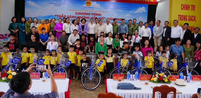 Ban tổ chức đã trao tặng hàng loạt phần quà thiết thực, tạo điều kiện học tập lâu dài cho học sinh địa phương. Ảnh: Hội Bảo vệ quyền trẻ em Việt Nam