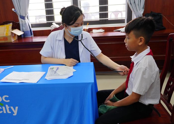 Chương trình cũng tổ chức khám bệnh, tư vấn sức khỏe và cấp phát thuốc miễn phí cho 300 trẻ em và 200 người dân thuộc gia đình chính sách, hộ nghèo. Ảnh: Hội Bảo vệ quyền trẻ em Việt Nam