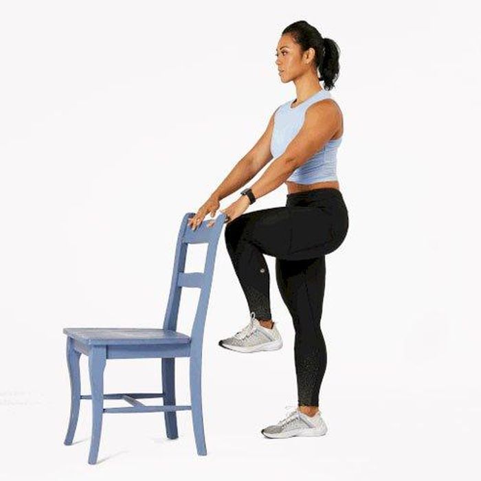 Bài tập đứng trên một chân giúp cải thiện khả năng giữ thăng bằng, ngăn ngừa nguy cơ té ngã.