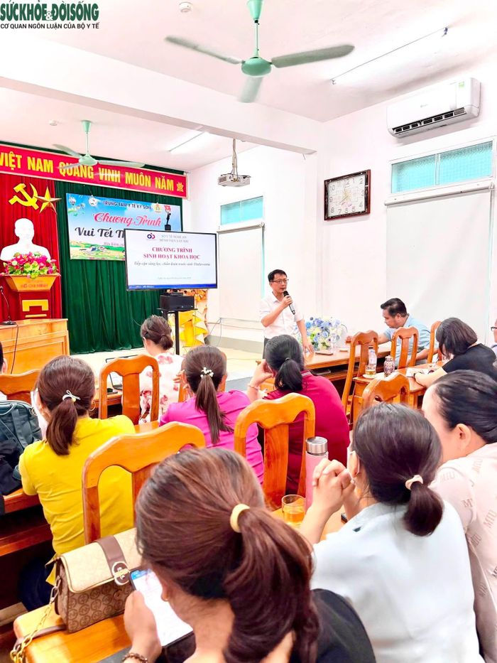 Chuyên gia Bệnh viện Sản Nhi Nghệ An cập nhật kiến thức về bệnh Thalassemia cho cán bộ Trung tâm Y tế Kỳ Sơn và nhân viên y tế cơ sở nhằm nâng cao hiệu quả phát hiện, quản lý người mang gen bệnh trong cộng đồng.