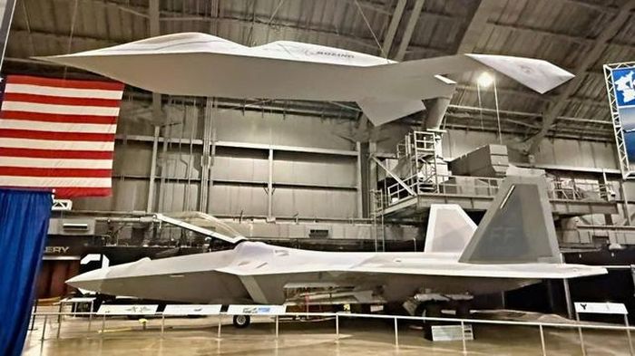 Máy bay YF-118G Bird of Prey và F-22 Raptor. (Nguồn: NSJ)