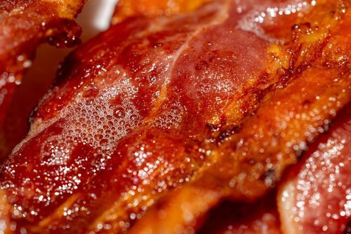 Các loại thịt chế biến sẵn như thịt xông khói, xúc xích và giăm bông thường chứa hàm lượng muối và chất béo bão hòa rất cao. Ảnh minh họa: Beth Fitzpatrick/Pexels