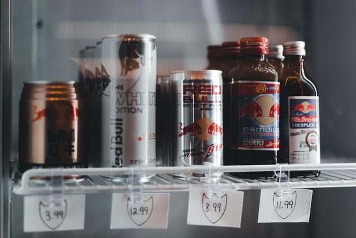 Nước tăng lực chứa hàm lượng lớn caffeine, đường cùng các chất kích thích khác có thể gây áp lực nặng nề lên hệ tim mạch. Ảnh: Erik Mclean/Pexels