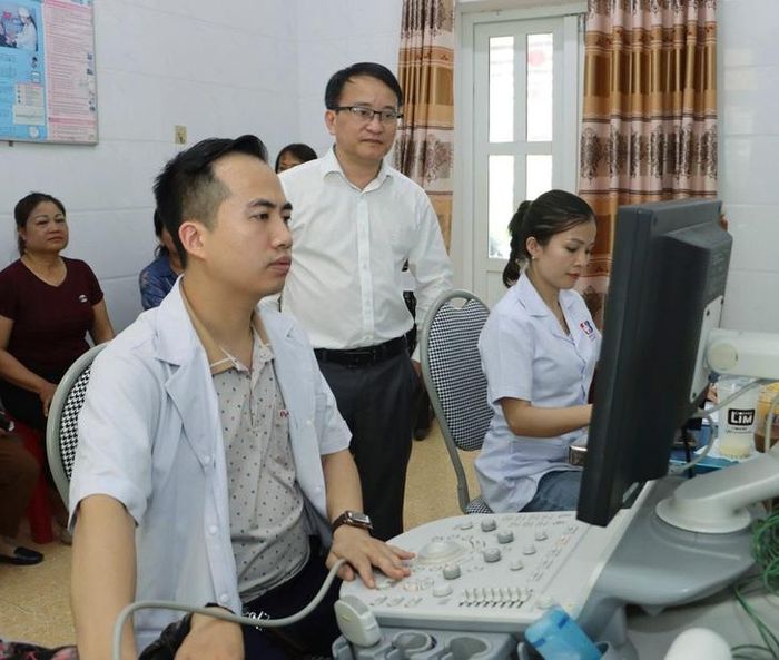 Công tác chuyên môn được lãnh đạo Bệnh viện Ung bướu Nghệ An trực tiếp theo dõi trong suốt chương trình khám sàng lọc miễn phí.
