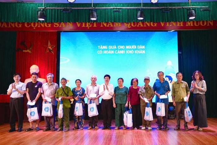 Ban Tổ chức trao quà tặng các gia đình chính sách có hoàn cảnh khó khăn.