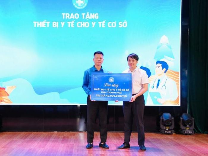Hội Thầy thuốc trẻ Việt Nam trao thiết bị y tế cho y tế cơ sở tỉnh Thanh Hóa.