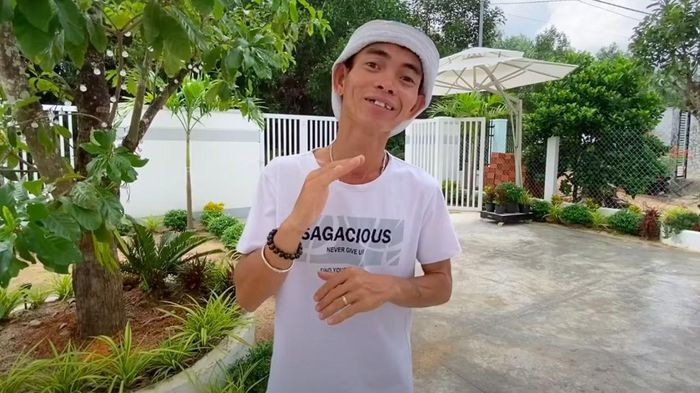 Bước ngoặt đến vào năm 2020, khi anh bắt đầu đăng tải những video ngẫu hứng trên mạng xã hội.
