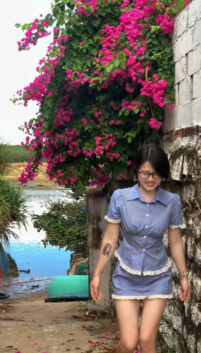 Thùy Trang check-in tại một góc nhỏ đầy chất thơ. - Ảnh: NVCC