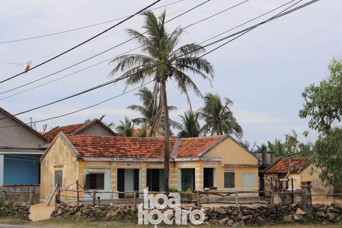  Ngôi nhà được xây từ năm 1978, từng được ê-kíp 2 Ngày 1 Đêm chọn làm điểm ghi hình. 