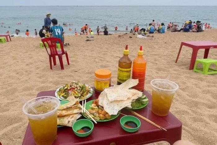 Ngọc Minh và bạn rủ nhau đi biển Lò 1, ăn các món ăn dân dã như bánh tráng nướng, gỏi sứa. - Ảnh: NVCC