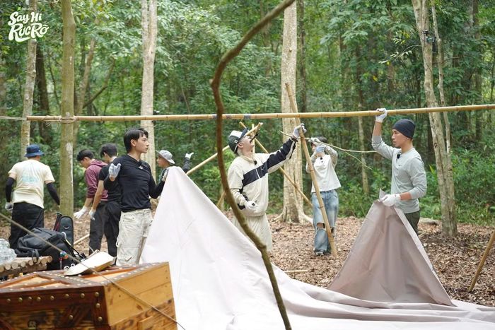 Isaac và RHYDER trở thành hai "trụ cột" chính trong quá trình dựng lều.
