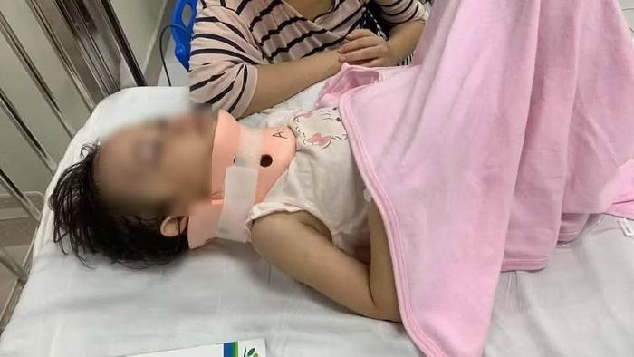 Bé gái điều trị tại bệnh viện. (Ảnh: Facebook Ngoc Anh)