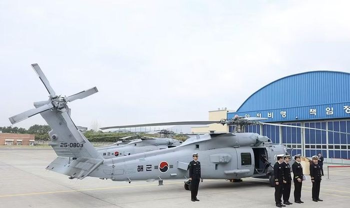 Điểm nổi bật nhất của MH-60R nằm ở tổ hợp cảm biến hiện đại phục vụ nhiệm vụ săn ngầm. Trực thăng được trang bị sonar nhúng AN/AQS-22, phao sonar thả nổi, radar giám sát mặt biển đa chế độ và hệ thống tác chiến điện tử tiên tiến.