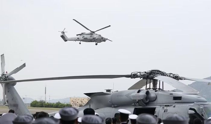 Về hỏa lực, MH-60R có thể mang theo ngư lôi chống ngầm hạng nhẹ Mk 54, tên lửa chống tăng và đa nhiệm AGM-114 Hellfire, cùng súng máy hỗ trợ tác chiến.