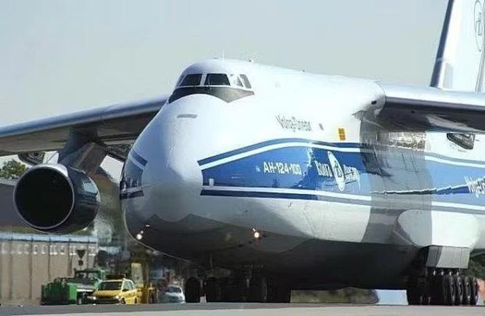 Vẫn theo phía Ukraine, đây chính là “phi đội bóng tối” - một mạng lưới các máy bay chở hàng thường xuyên. Nhờ đó, thiết bị điện tử, dụng cụ và nhiều mặt hàng lưỡng dụng khác được cung cấp cho Liên bang Nga, giúp họ tránh được các hạn chế xuất khẩu trực tiếp.