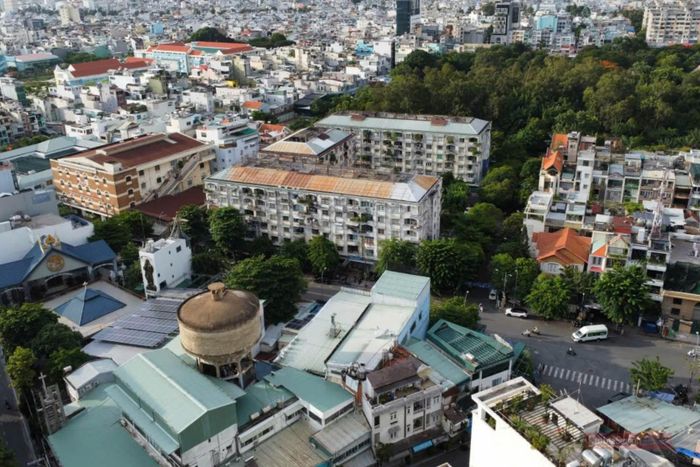Một chi tiết đáng chú ý là hình ảnh tháp nước (bồn nước) xuất hiện trong ảnh tư liệu năm 1968. Công trình này hiện vẫn còn tồn tại, nằm cạnh Nhà thờ Thánh Bường (Giáo xứ Tống Viết Bường) trên đường Hương Giang, cách Công viên Lê Thị Riêng khoảng 300m.