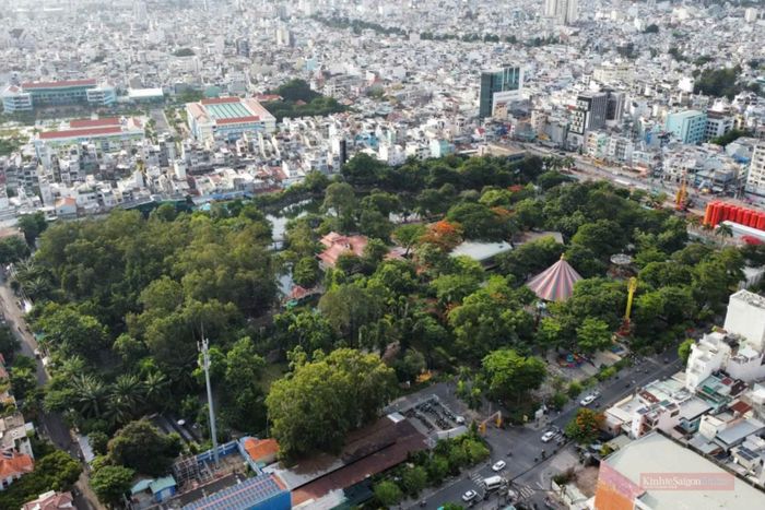 Khu vực Công viên Lê Thị Riêng hiện nay được xây dựng trên nền đất nghĩa trang Chí Hòa (còn gọi là Chợ Quán hoặc Đô Thành), rộng khoảng 30ha trước năm 1975. Đây từng là nơi an táng nhiều cư dân Sài Gòn cũng như các chiến sĩ cách mạng hy sinh trong nội đô.