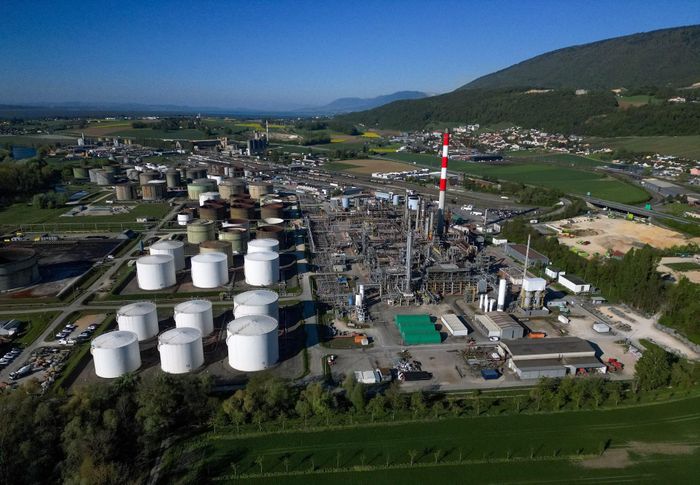 Giá dầu tăng 3% sau vụ tấn công tên lửa của Iran vào Israel. Ảnh: Reuters