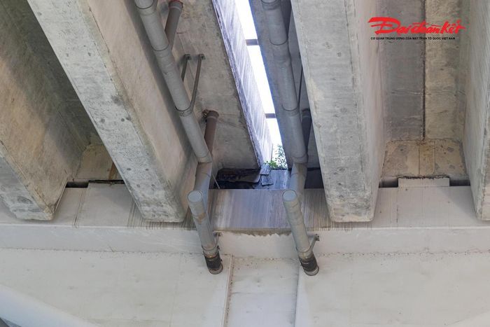 Ngay sau khi phát hiện sự việc, Ban Duy tu các công trình hạ tầng giao thông đã chỉ đạo đơn vị quản lý triển khai các giải pháp bảo đảm an toàn trước mắt. Kê chèn tạm các tấm gỗ vào các vị trí gối bị trượt khỏi đá kê (G1N, G13S) để giảm lực xung kích tác dụng lên đầu dầm khi xe chạy. Riêng gối G12S bị vướng đá kê bao quanh nên không chèn tạm được thớt gỗ vào. (Đến nay các gối bị xê dịch chèn tạm bằng thớt gỗ chưa xuất hiện diễn biến bất thường).