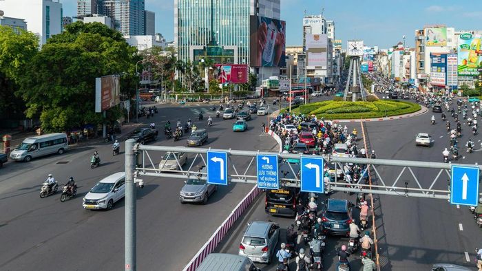 Nhờ cách phân luồng và lắp thêm đèn tín hiệu, dòng phương tiện không bị xung khắc khi đi qua vòng xoay như trước. Ảnh: Đ.Xá.