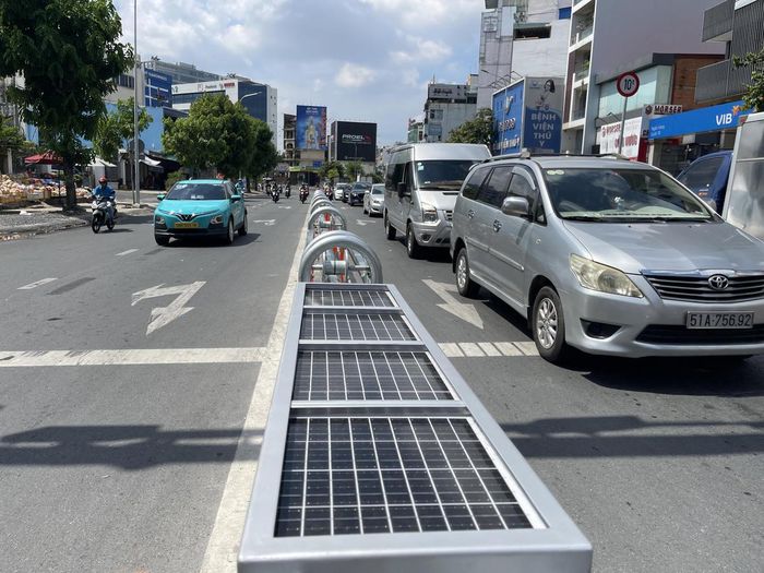 Việc phân luồng, lắp đèn tín hiệu ở TP Hồ Chí Minh thời gian qua nhận được nhiều tín hiệu tích cực từ người dân. Thậm chí, một số địa phương khác cũng lên kế hoạch để thực hiện nhằm tối đa việc khai thác hạ tầng này. Ảnh: Đ.Xá.