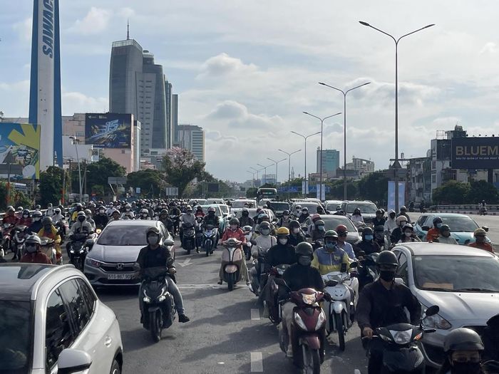 Tương tự, tại nút giao Điện Biên Phủ dòng phương tiện hướng vào trung tâm cũng đông đúc vào sáng đầu tuần. Ảnh: Đ.Xá.