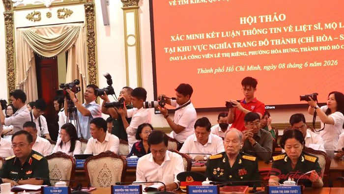 Đại tá, Anh hùng lực lượng vũ trang Nhân dân Nguyễn Văn Tàu (thứ 2 từ phải qua trái) cùng các đại biểu dự hội thảo. Ảnh: Thành Luân