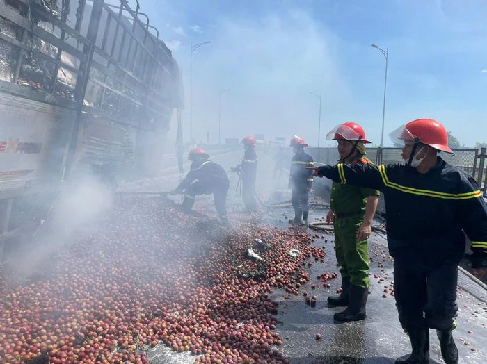 Sau 30 phút dập lửa, vụ cháy được khống chế và dập tắt hoàn toàn.